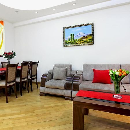 3 Bedroom Apartment Near Republic Square Yerevan Exterior photo