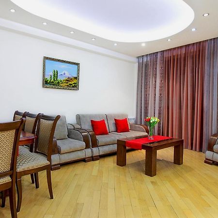 3 Bedroom Apartment Near Republic Square Yerevan Exterior photo