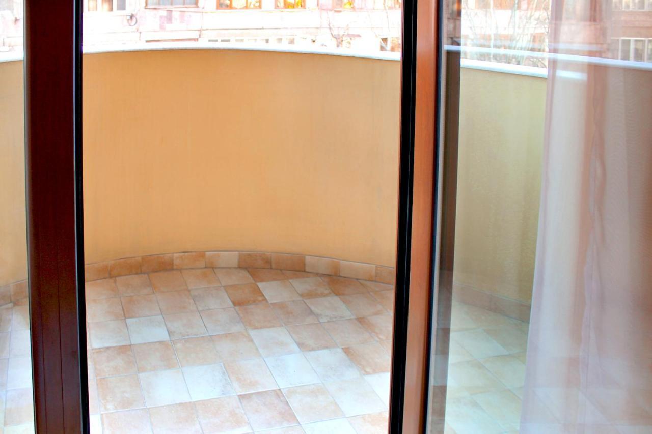 3 Bedroom Apartment Near Republic Square Yerevan Exterior photo